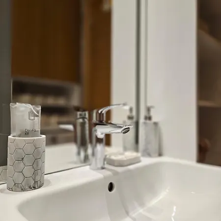 The One Fruske شقة *